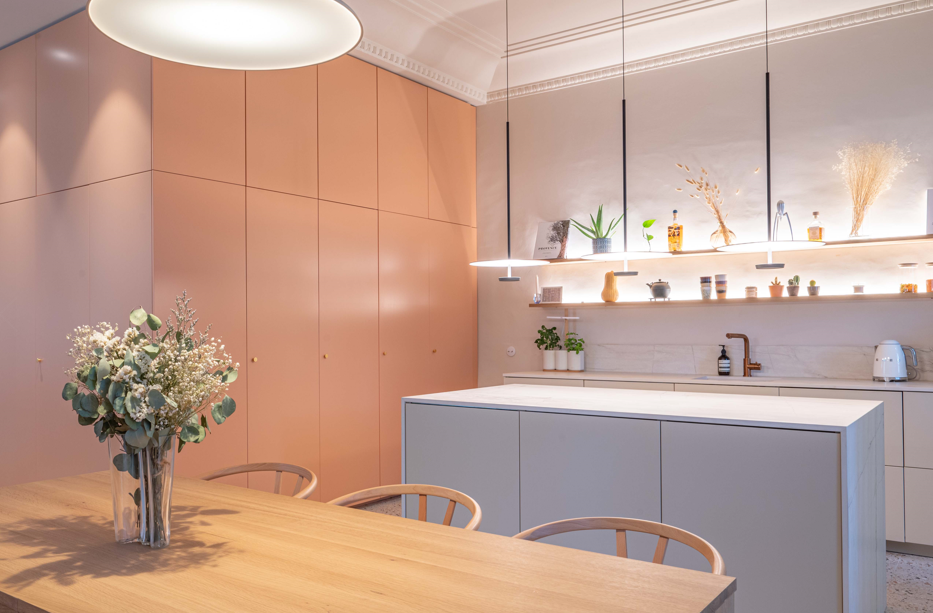 Pose de laque satinée nuancier CHROMATIC pour le mobilier d'un appartement à Marseille 13 PACA