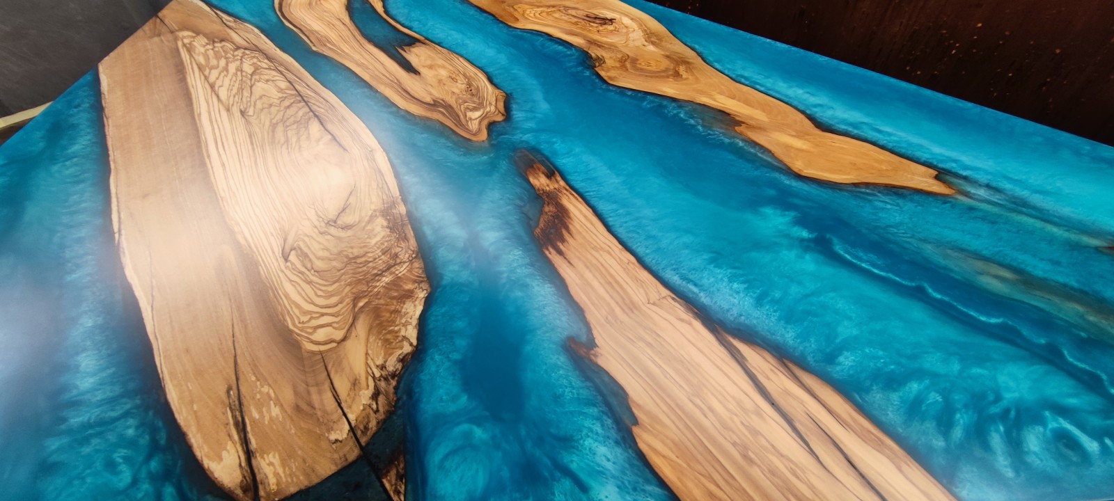 Vernis mat sur table rivière epoxy à La Ciotat