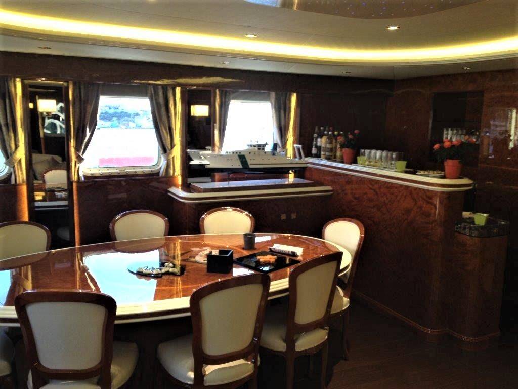 Pose de teinte et vernis grand brillant effet miroir sur placage merisier et sipo de l'intérieur du navire d’études océanographiques AL AZIZI à La Ciotat