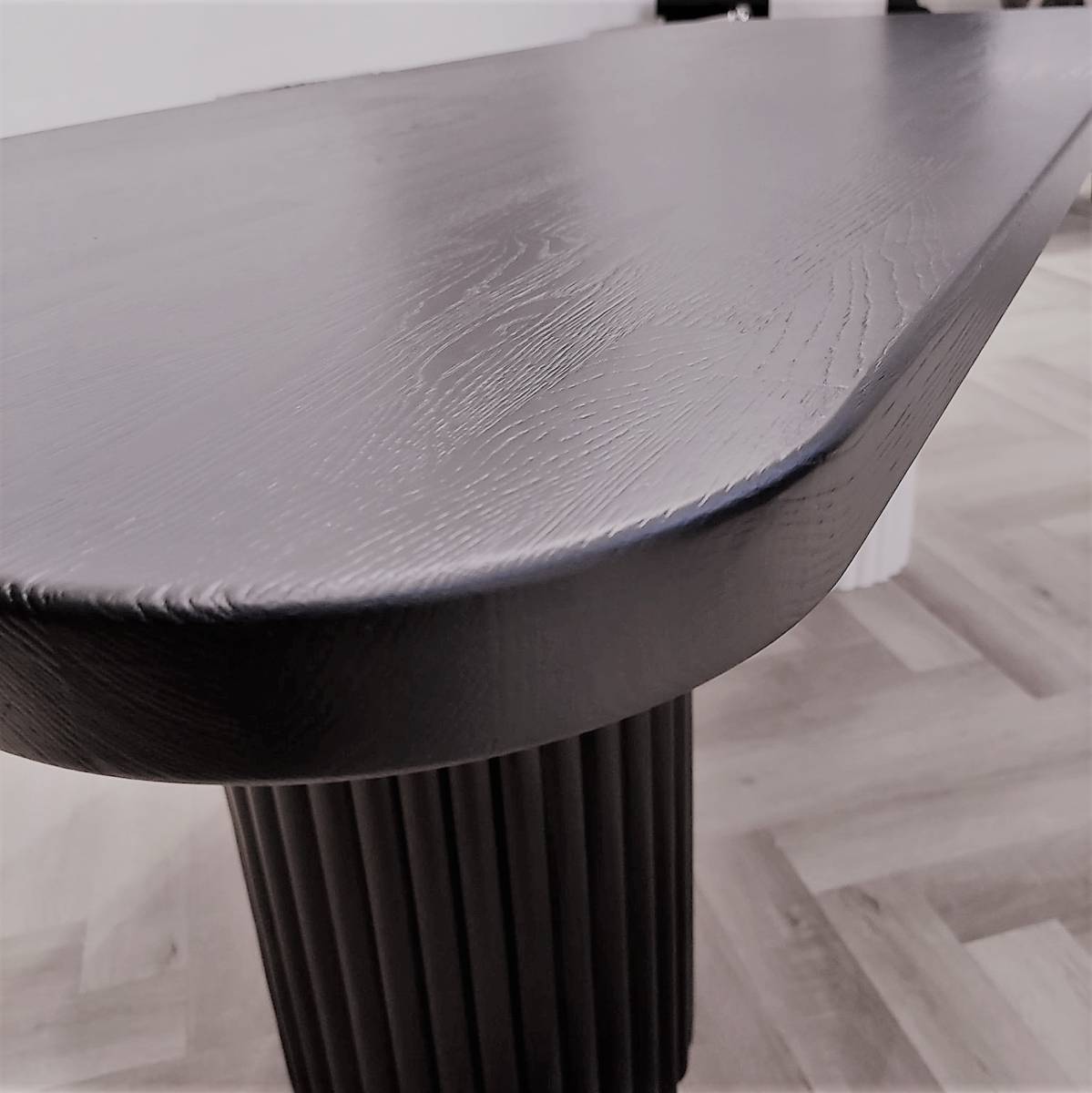 Application de laque et vernis antirayure sur une table design à Aix-en-Provence 