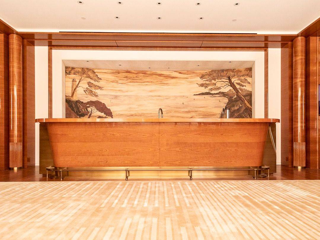 Pose de grand brillant et laque sur mobiliers et panneaux muraux dans une villa à San Francisco aux USA