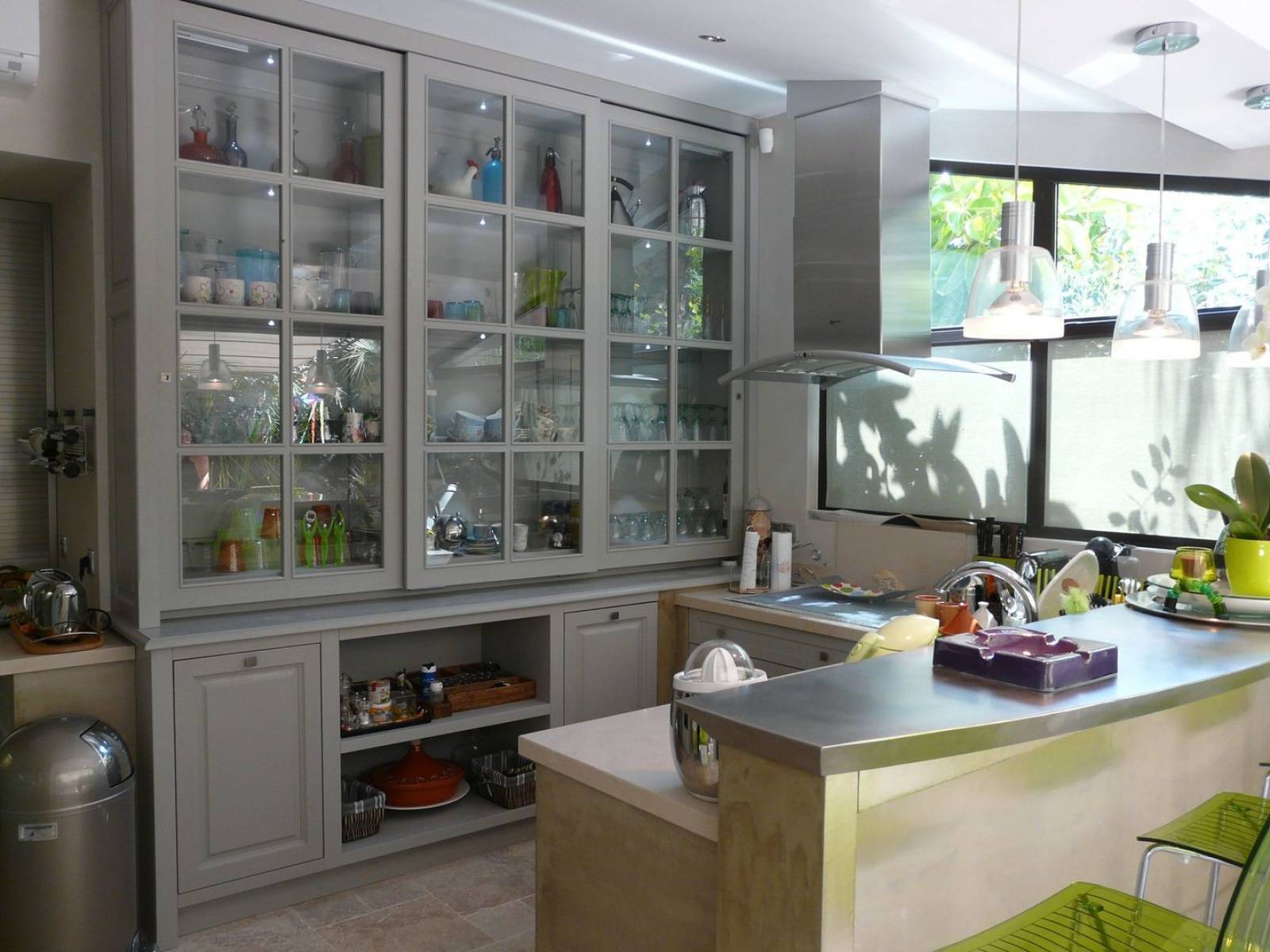 Laquage gris mat de meubles de cuisine en bois dans une villa à Nice 06