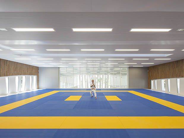 Application de laque brillante dans une salle de gymnase à Marseille