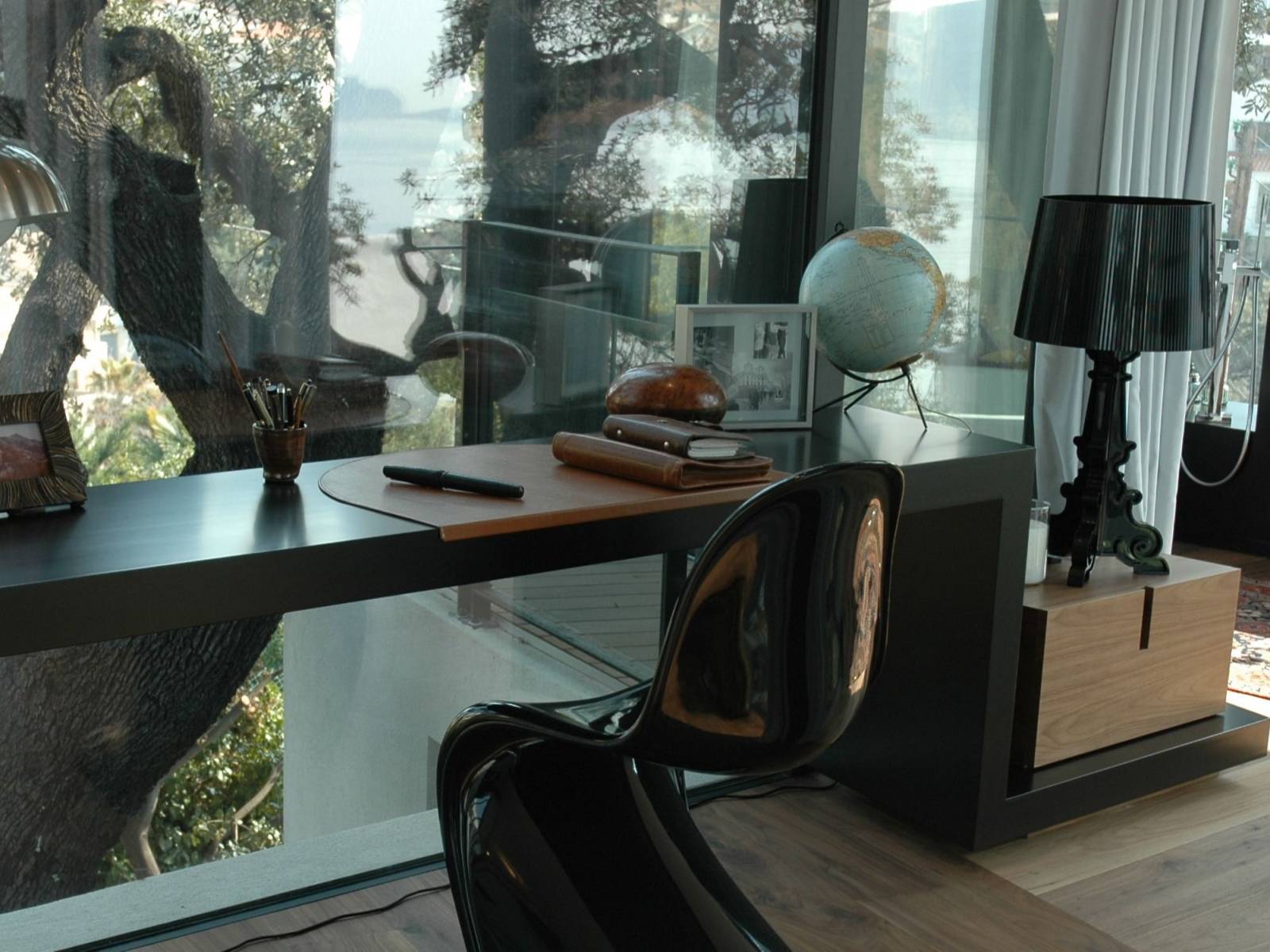 Laque noire semi mate anti rayure et vernis naturel sur le mobilier en placage chêne d'une villa de luxe à Cassis proche Marseille