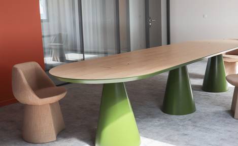 Application de laque anti rayures sur une table design à Marseille