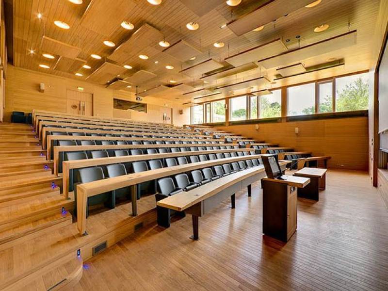 Application de vernis naturel satiné sur les boiseries de l'amphithéâtre de l’école HEC à Paris